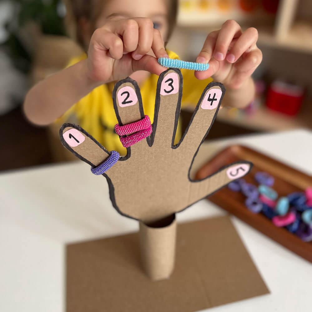 Children with foam numbers 1–4